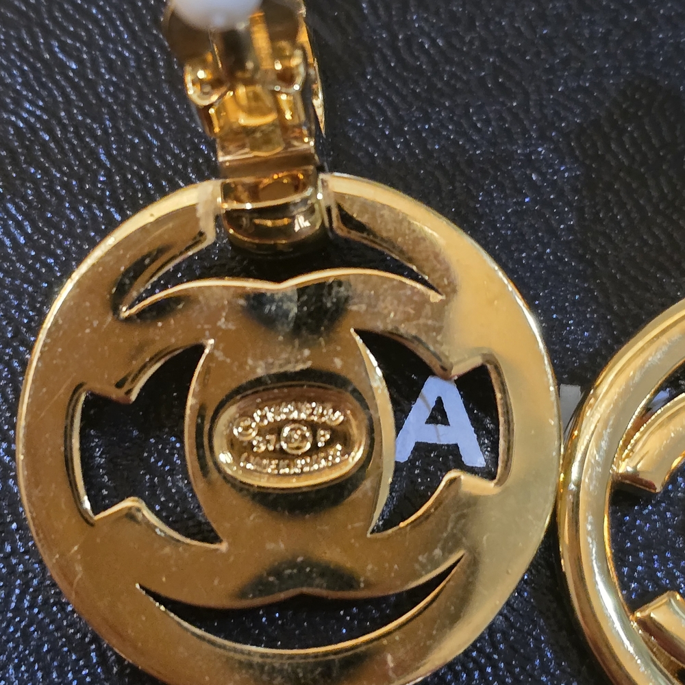 CHANEL Gold Interlocking Earrings - Picture 4 of 6